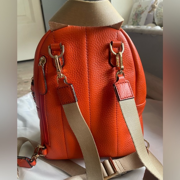 Micheal Kors, leather Slater backpack with tons of pockets. - Picture 4 of 15